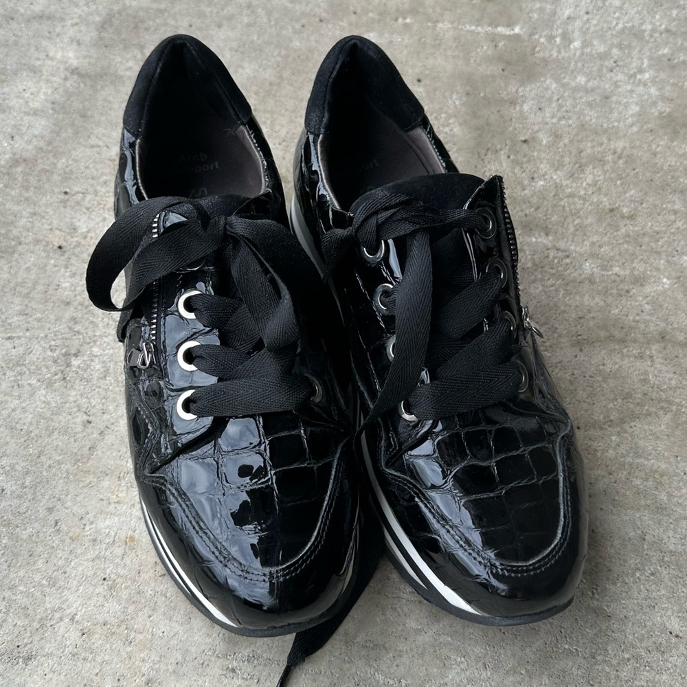 BRAND NEW NEVER WORN black croc sneakers softwaves